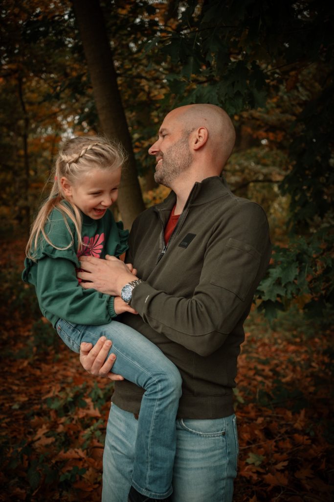 Vader & dochter Warme knuffels van vader en dochter tijdens de herfstfotoshoot.